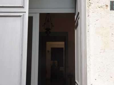 ...e oltrepassando una porticina in ferro grigio...